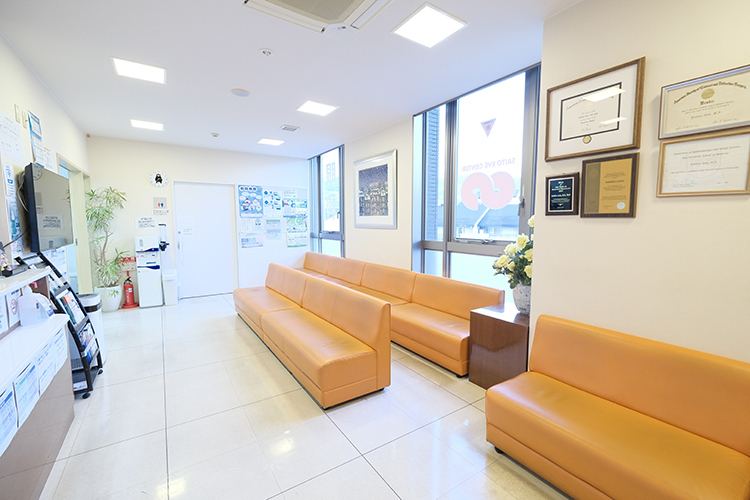 さいとう眼科 川西市 オレンジのソファーが印象的な温かい雰囲気の待合室
