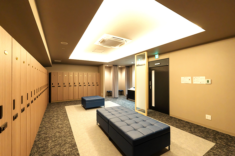 栄エンゼルクリニック 名古屋市中区 男性用更衣室。シックなデザインで落ち着いた雰囲気