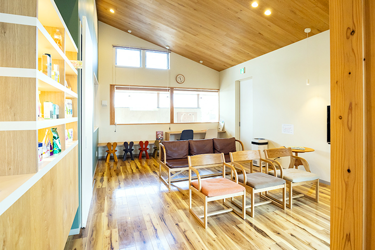 クルミ歯科 久留米市 自然光が差し込む開放的な待合室では緊張も和らぐ