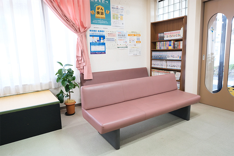 さくらのき米山ファミリークリニック 向日市 畳スペースやベビーベッドもあり、全世代が快適に過ごせる待合室