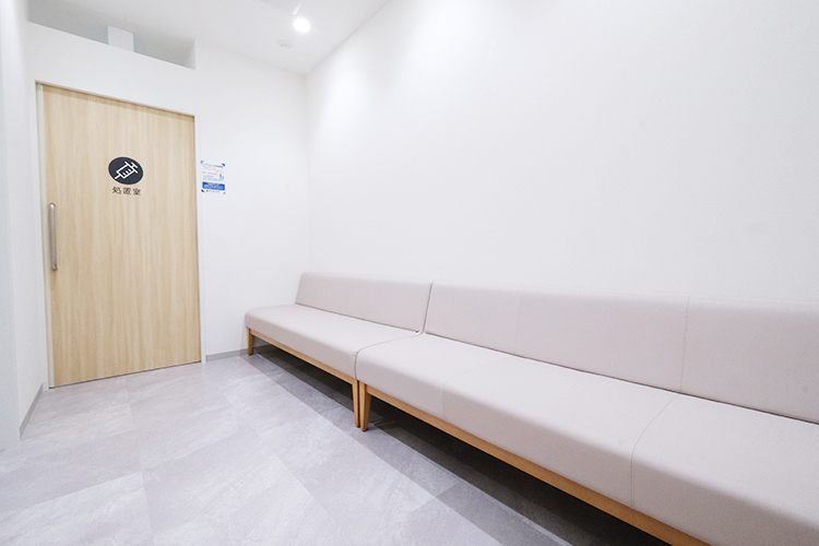 明石やまだ内科歯科クリニック 明石市 清潔感あふれる広々とした院内は、ゆったりと過ごすことができる