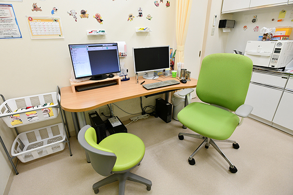 あいざわキッズクリニック 鎌ケ谷市 診療室は個室でありながら、広く開放感にあふれている