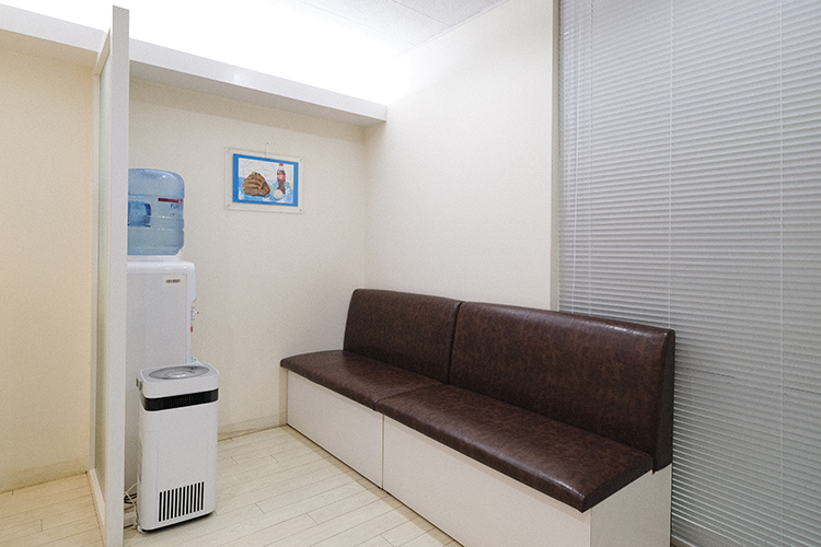 鈴木歯科クリニック 渋谷区 落ち着いた空間の待合スペース