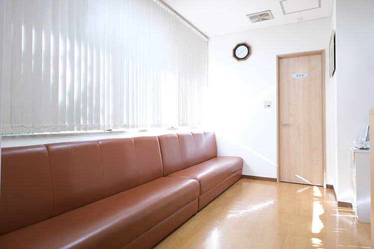蔵元歯科医院 蕨市 大きな窓からやわらかい日差しが差し込む待合室