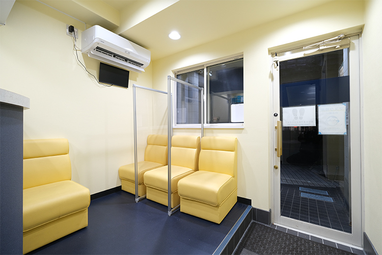 寺岡歯科医院 墨田区 淡いイエローを基調とした、明るく温かい院内