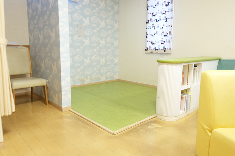 とくなが小児科クリニック 北九州市小倉北区 さまざまなジャンルの絵本がたくさん並ぶ待合室