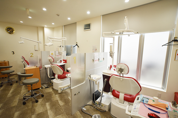 上田デンタルクリニック 奈良市 半個室タイプの診療室でリラックスして治療を受けられる