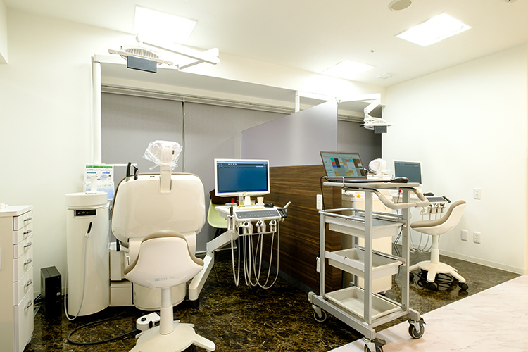 新宿駅前サイナス歯科・矯正歯科 新宿区 プライバシーや感染症対策に配慮した半個室の診療室