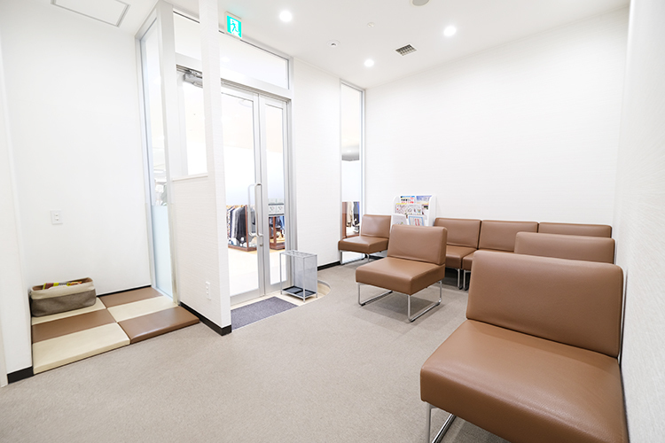 クローバー歯科クリニック 志木市 ゆったりとした空間で子ども連れの患者にも安心