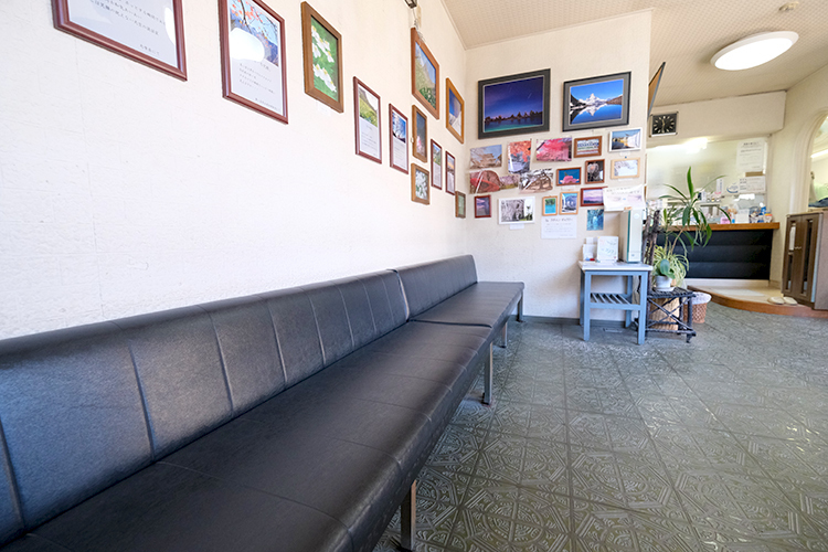 下里歯科医院 茅ヶ崎市 院長や地域の人々が撮影した写真が並ぶ待合室