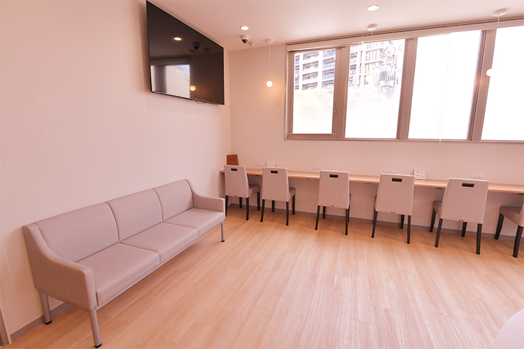 心と物忘れのクリニック北摂山田 吹田市 待合室には、無線LANやコンセントも完備