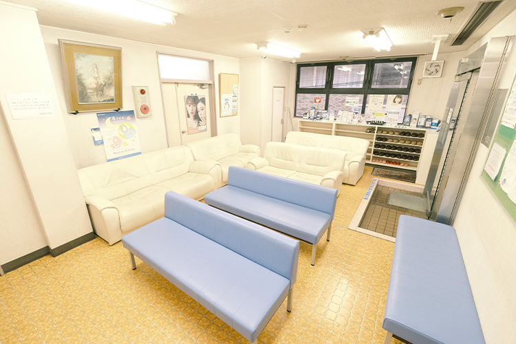 笠井眼科 草加市 待ち時間に配慮した、ふかふかなソファーを設置