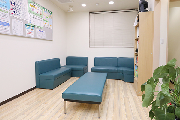 安永歯科 吹田市 待合室ではグリーンをアクセントに落ち着く空間