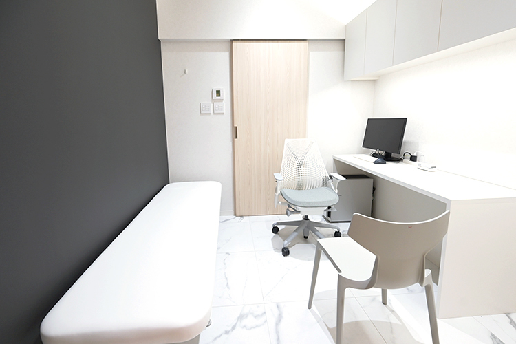 なんばにしわき形成・美容クリニック 大阪市浪速区 一人ひとりの話をじっくりと聞き、診療にあたる