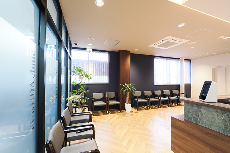 ふくだ整形外科リウマチクリニック 神戸市東灘区 広々とした待合はゆったりとした落ち着いた雰囲気