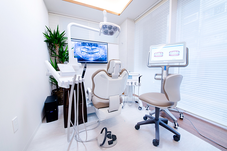 相武台セントラル歯科 座間市 ふかふかした座り心地の良いシートが採用された個室の診察室