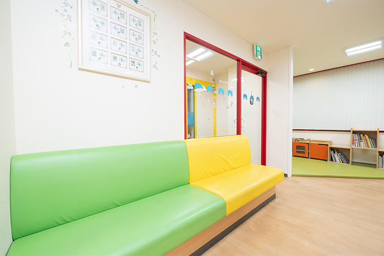 医療法人社団 さくまこどもクリニック 藤沢市 キッズスペースを併設したかわいらしい待合室