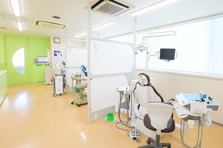 元町歯科 豊田市 仕切りがありプライバシーが確保されている