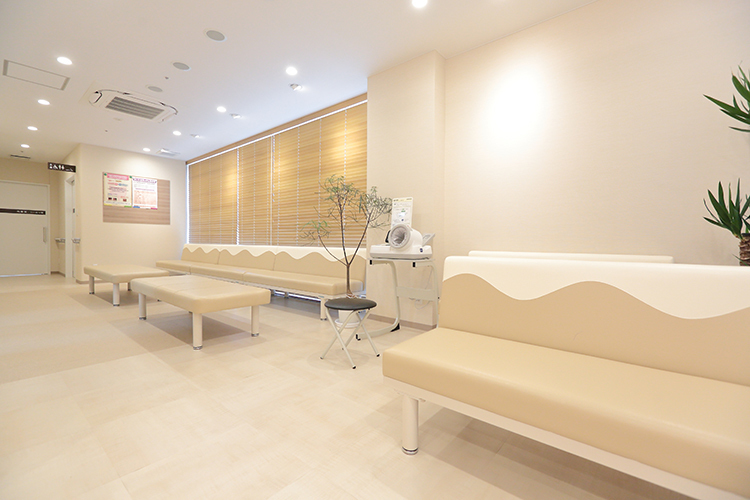 吉野医院 さいたま市浦和区 波模様のソファーのある待合室は広々としている