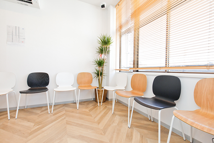大和田駅前朝霧歯科クリニック さいたま市見沼区 窓から光が入り、明るい印象の院内