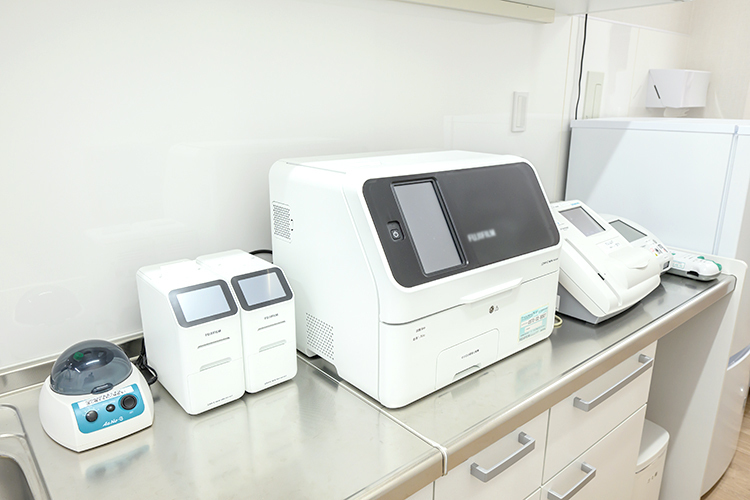 まえ田クリニック 京都市山科区 乾式臨床化学分析装置などの検査装置を備え、医療機器も充実