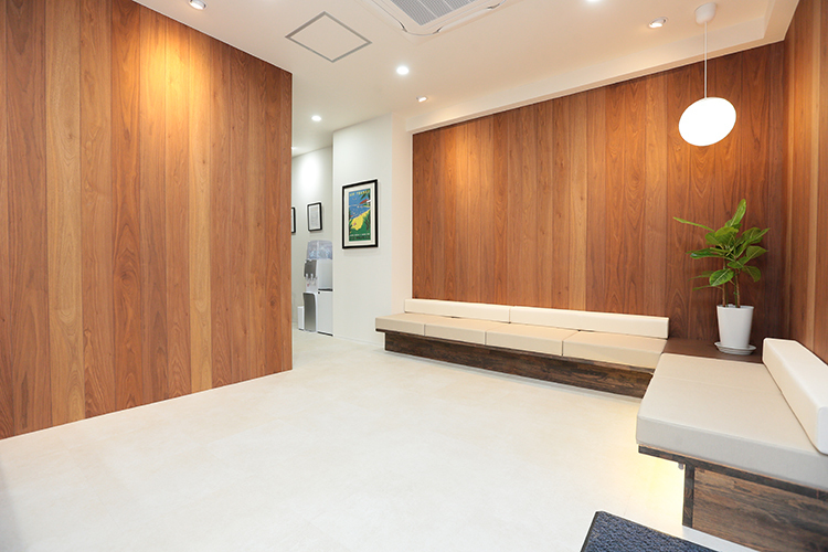 芦屋甲南クリニック 神戸市東灘区 木目調で統一されたカフェのような落ち着いた空間の院内