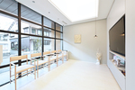 HALSA DENTAL CLINIC 京都市下京区 待合室の大きな窓には、明るい日差しがたっぷりと入る