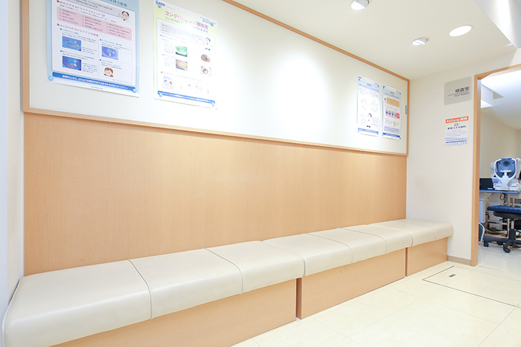 新宿コスモ眼科 新宿区 オフホワイトを基調とした落ち着いた院内