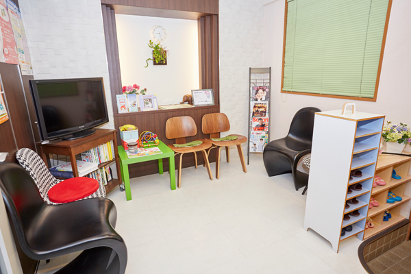 光成歯科 吹田市 待合室は落ち着ける空間だ