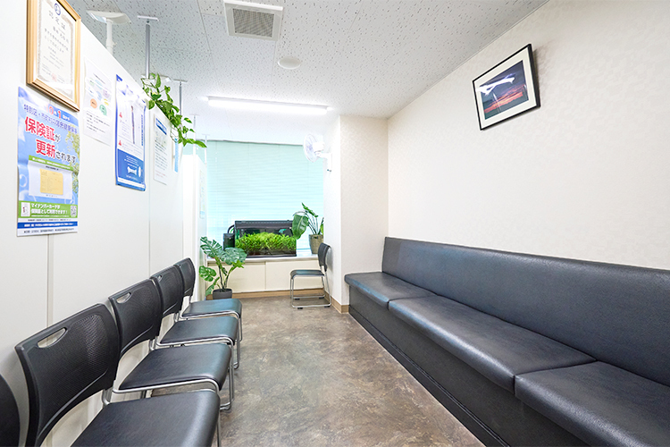 藤田整形外科 武蔵野市 熱帯魚の泳ぐ水槽もあり、落ち着ける空間の待合室