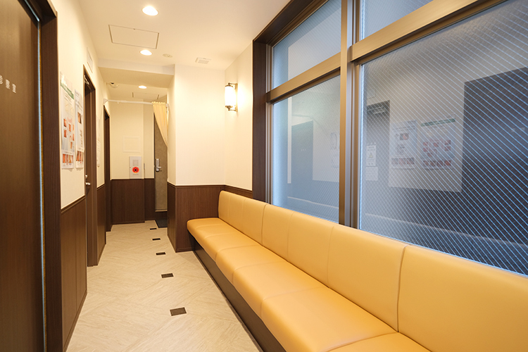 三田医院 港区 照明まで配慮された落ち着いた雰囲気の待合室