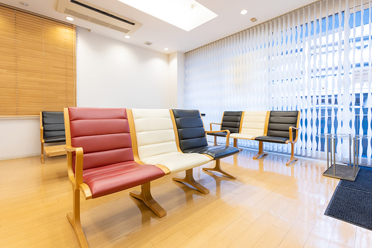 貞元内科医院 北九州市小倉北区 広々とした待合室。リラックスして過ごすことができる