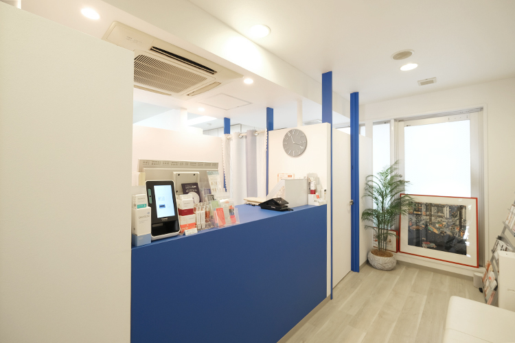 さかもとクリニック 大田区 院内には、坂本院長自ら厳選した化粧品が並ぶ