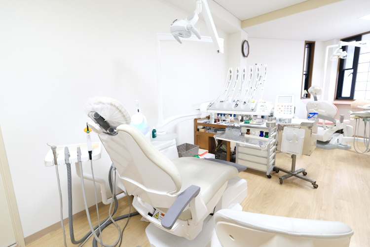 櫻井歯科医院 大阪市福島区 医師とスタッフが密に連携を行い、全員で患者を支えている