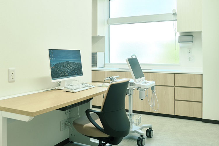 おなか 内科 東白壁クリニック 名古屋市東区 診察室。内視鏡検査が得意の杉田理事長が担当