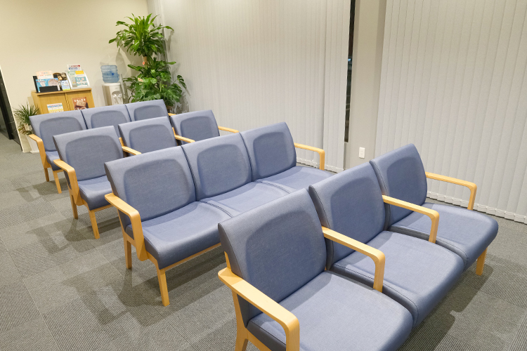 のだクリニック 福岡市早良区 日中には大きな窓から日差しがたっぷり入る温かい雰囲気の待合室