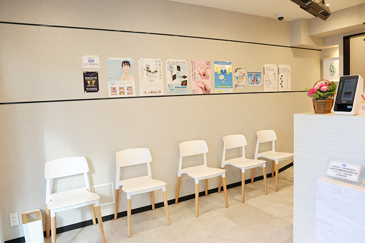 すずきファミリー歯科クリニック 川崎市川崎区 待合室は白を基調としており、清潔感あふれる雰囲気