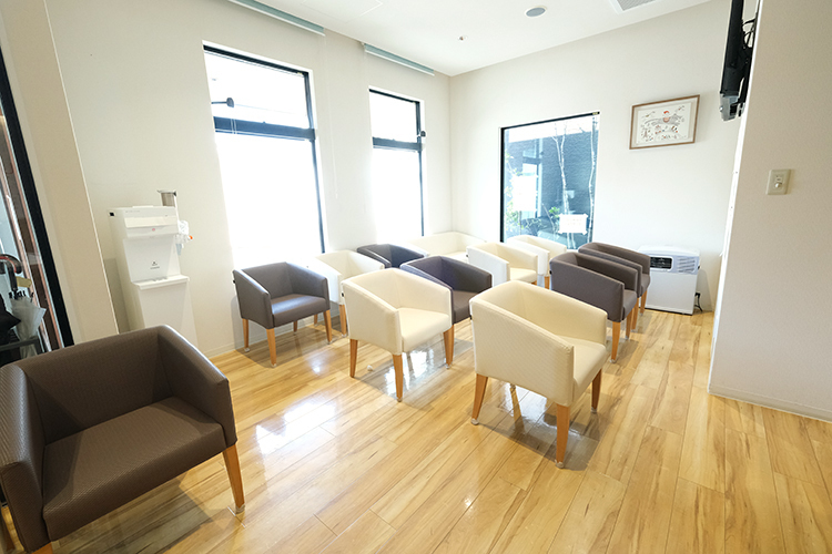 しばた内科クリニック 福岡市南区 待合室は中庭の樹木を眺めながら待つことができる