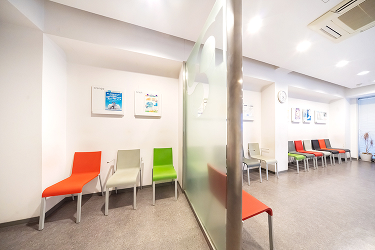 中野間クリニック泌尿器科 八王子市 カラフルな椅子にこだわりが見える待合室