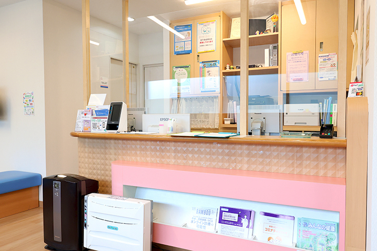 ときえだ小児科クリニック 横浜市都筑区 受付には、飛沫防止用の仕切りを設置し、感染症対策を行う
