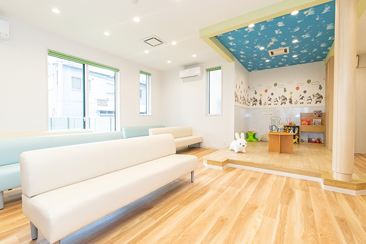 いたや小児歯科大人歯科医院 北九州市小倉北区 キッズスペースもあり、広々とした小児歯科の待合室