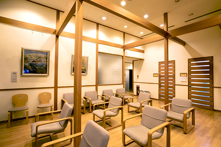 岡崎医院 川崎市麻生区 院内は通路が広く、バリアフリー設計