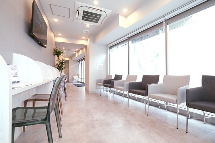 ゆきがや泌尿器クリニック 大田区 待合室の椅子には、仕切りのついた椅子も設置