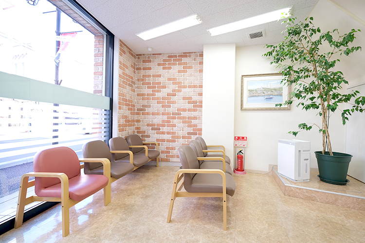 小島眼科医院 さいたま市浦和区 落ち着いた雰囲気の待合室