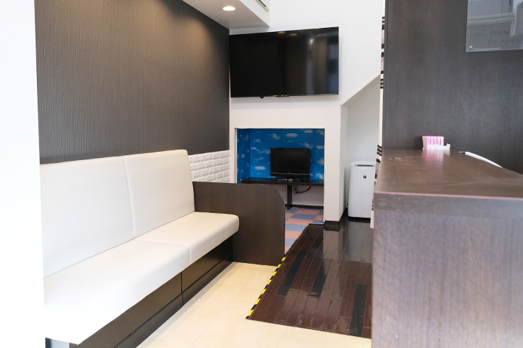 エルデンタルクリニック中村橋 練馬区 カフェを意識した待合室では、リラックスした時間を過ごせる