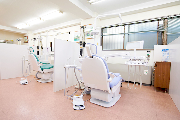 岩屋歯科医院 藤沢市 やわらかく明るい印象の診察室、院長の配慮がうかがえる