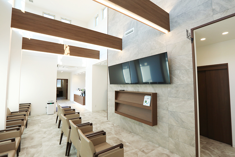 たかやま内科・消化器内視鏡クリニック 瀬戸市 落ち着いた雰囲気の待合室。リラックスできる空間だ