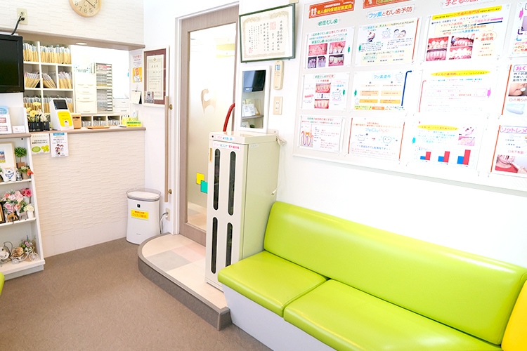 おちあい歯科 藤井寺市 光が差し込む明るい待合室