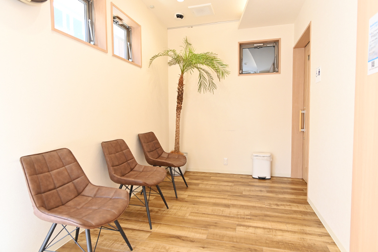 たつみ歯科医院 大阪市旭区 木のぬくもりを感じる落ち着いた待合スペース