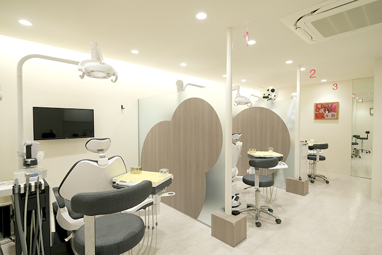 土屋デンタルクリニック　桜丘 世田谷区 診療の様子が把握できるような半個室のユニット